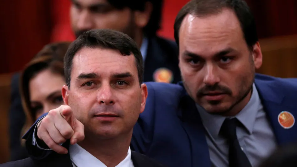 Filhos de Bolsonaro intensificam críticas a aliados após gestos do centrão por Tarcísio candidato